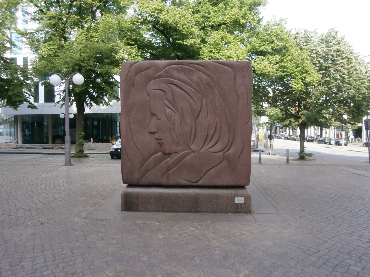 ハンブルクにあるブラームスの彫刻、若い時の顔